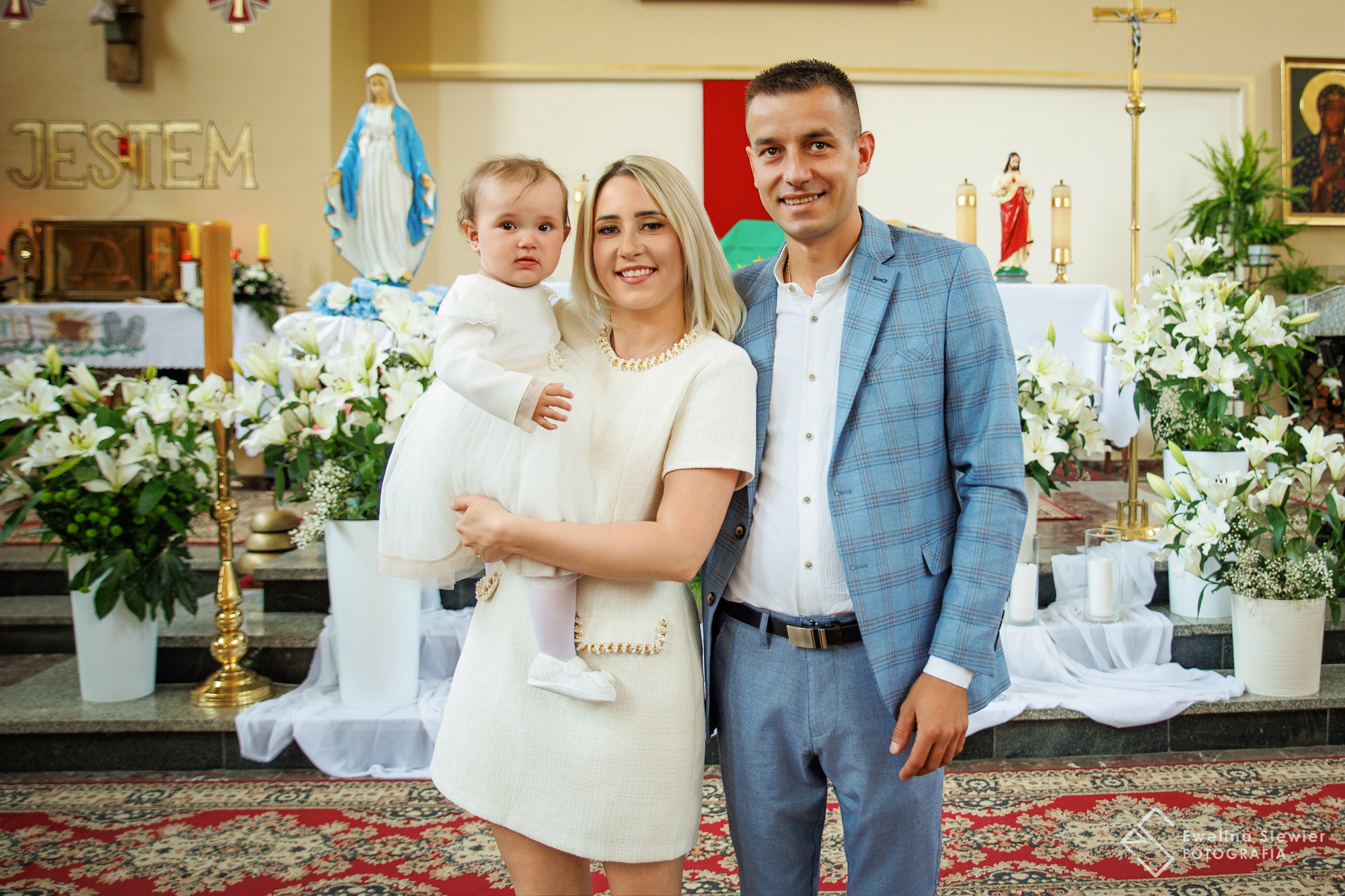 Zdjęcia po chrzcie świętym w kościele w Babach