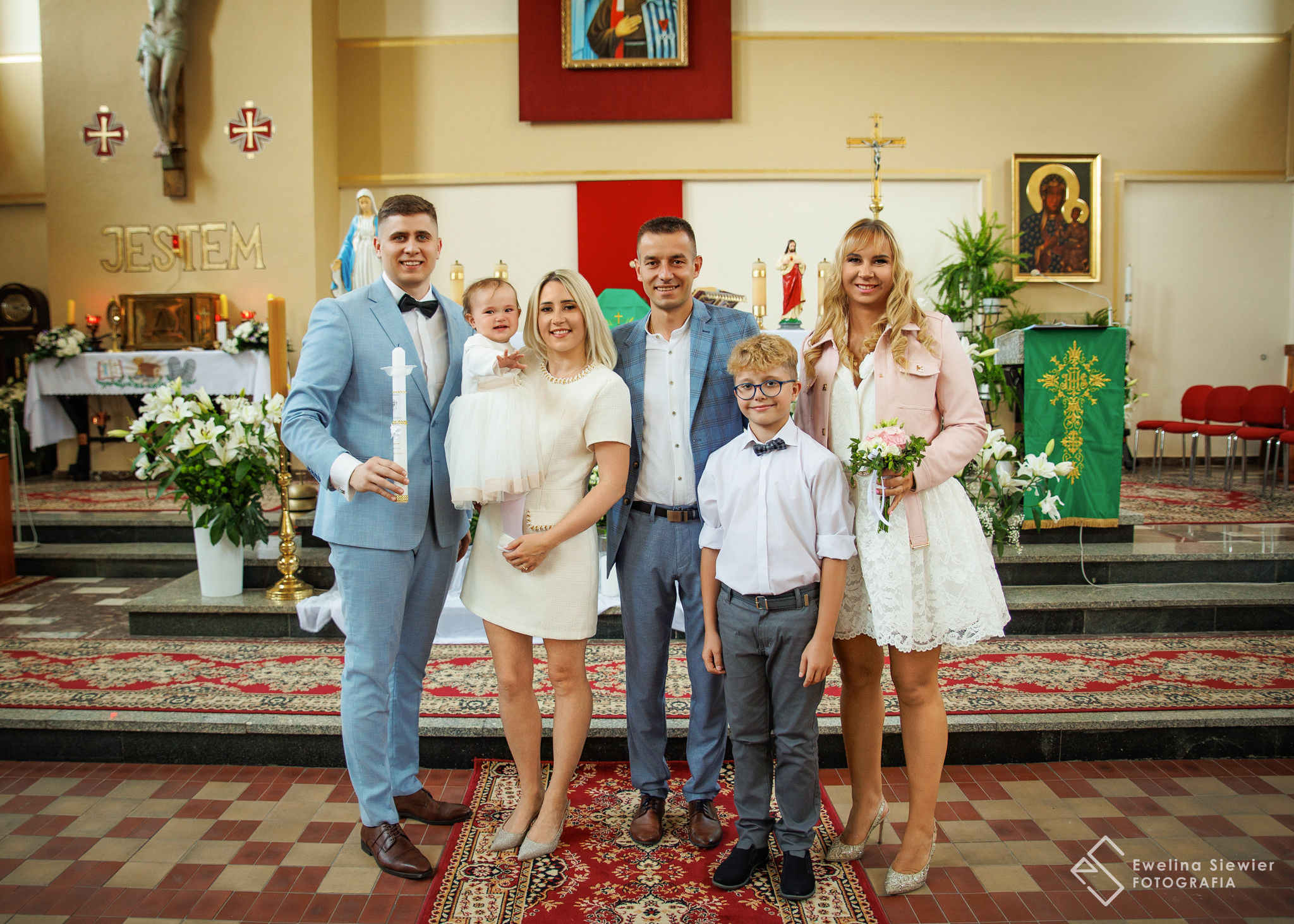 rodzinne Zdjęcia po chrzcie świętym w kościele w Babach
