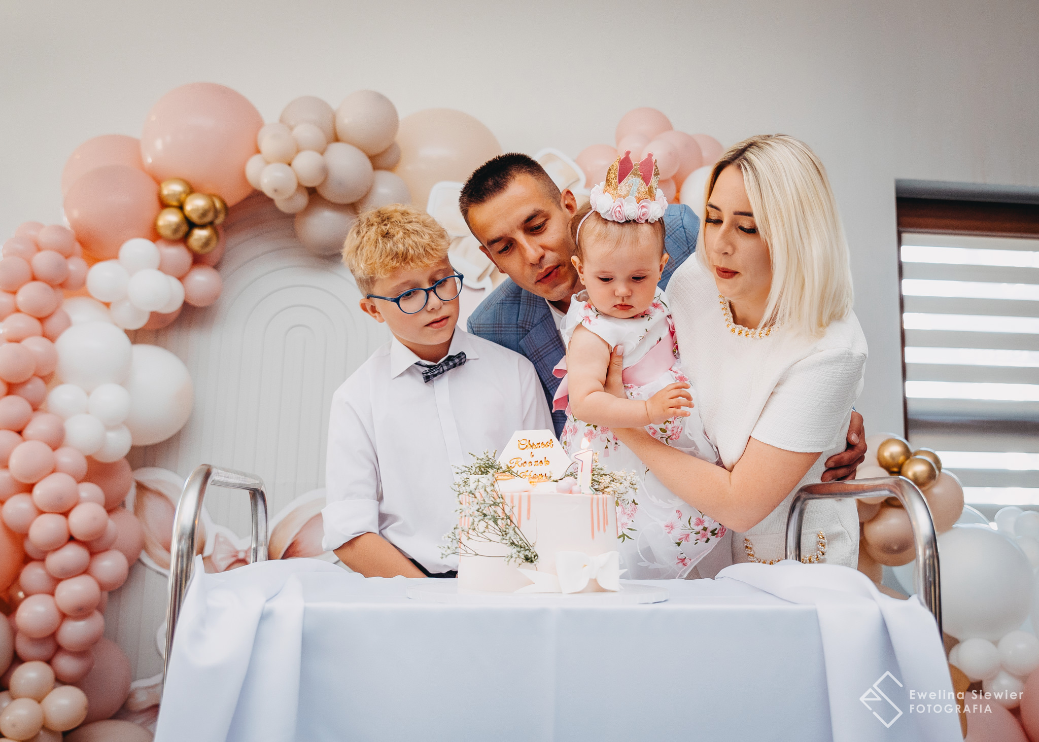 dmuchanie święczki na torcie